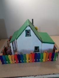 !920's Cottage side view.